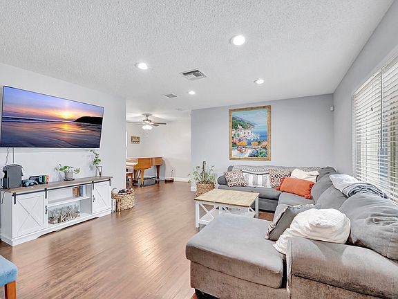 4th image of 932 La Costa Way