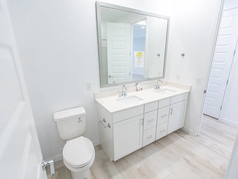 2243 E Ridgewood Ln — Photo 12