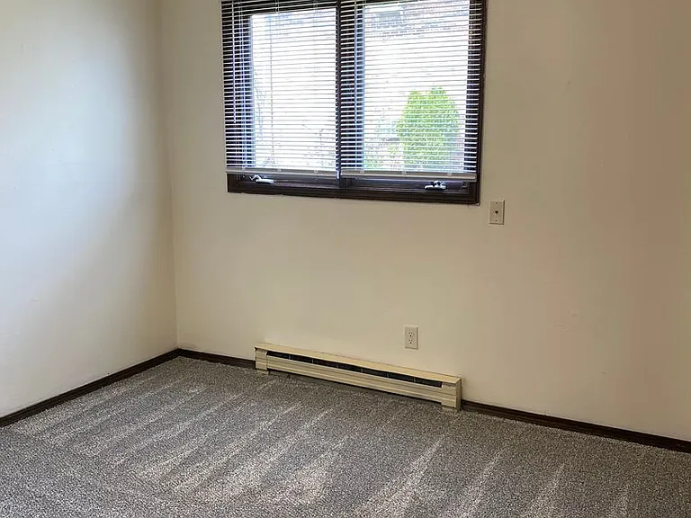Immaculate Updated 1 & 2 Bedroom with 1 Bath — Photo 21