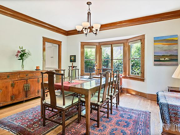 3rd image of 868 N Mentor Ave