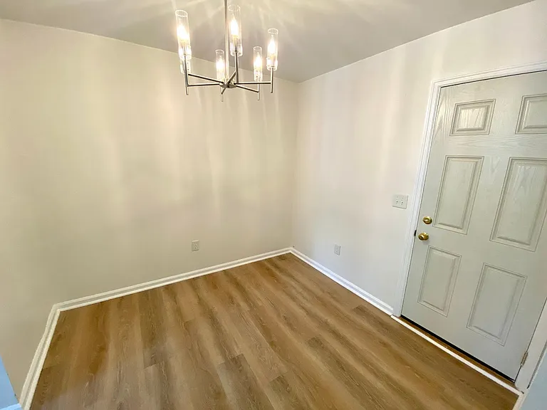 102 Picadilly Sq — Photo 7