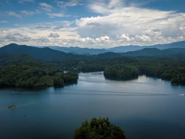 24 Old Lodge Rd, Robbinsville, NC 28771