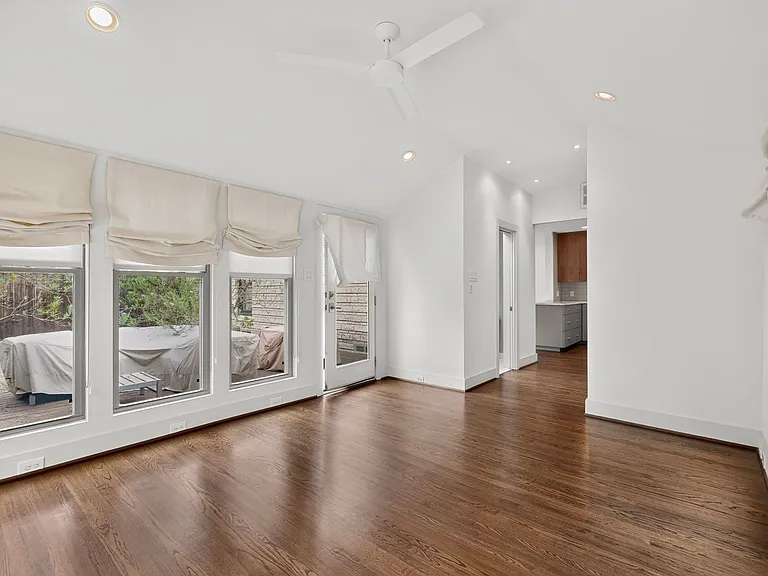 2323 Barberry Dr — Photo 22