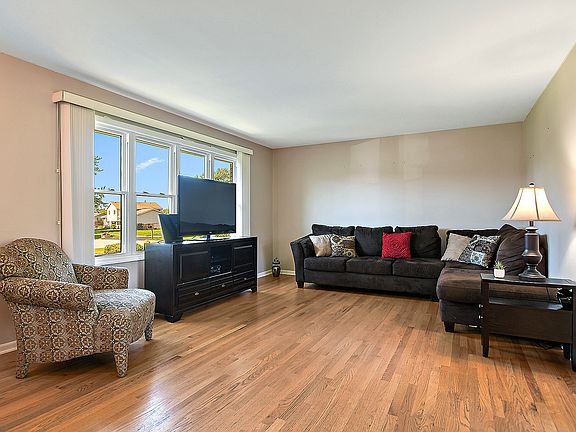 4th image of 17035 Hickory Ct