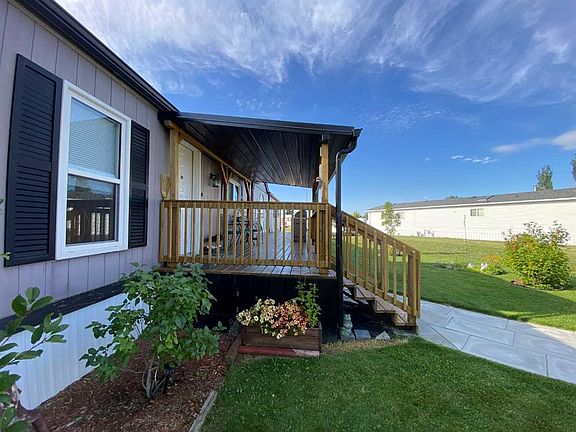 3rd image of 43 W Roseglen Close