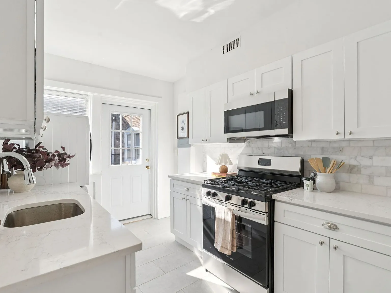 10 Montgomery — Photo 1