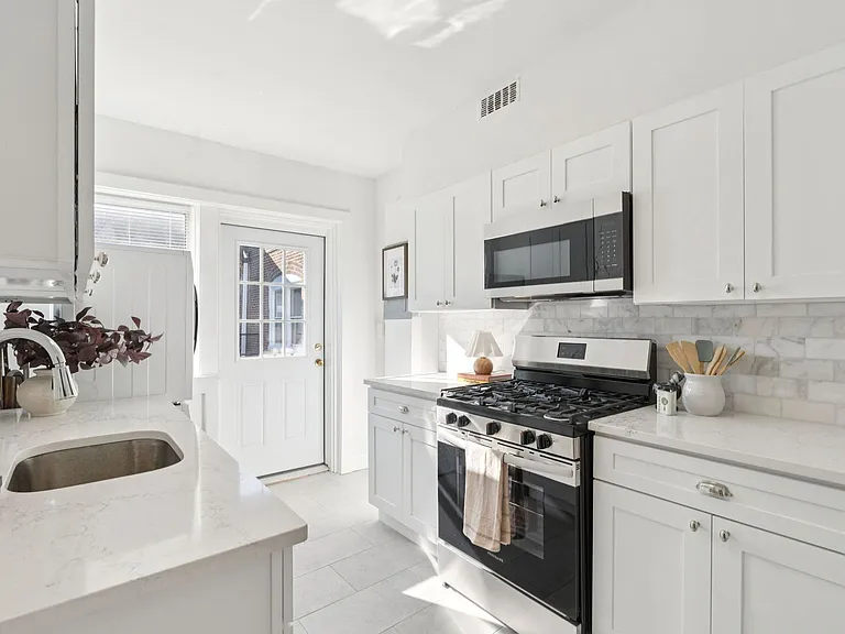 10 Montgomery — Photo 1