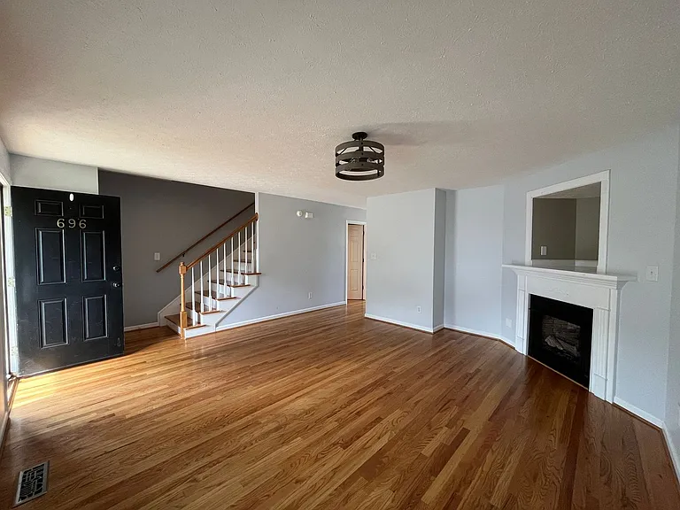 696 Wyndhurst Dr — Photo 3