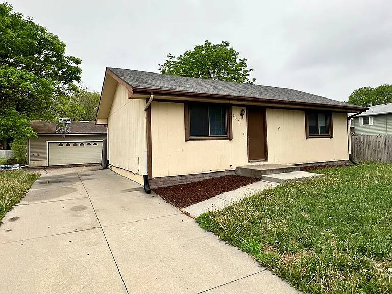 2321 W Sumner St — Photo 3