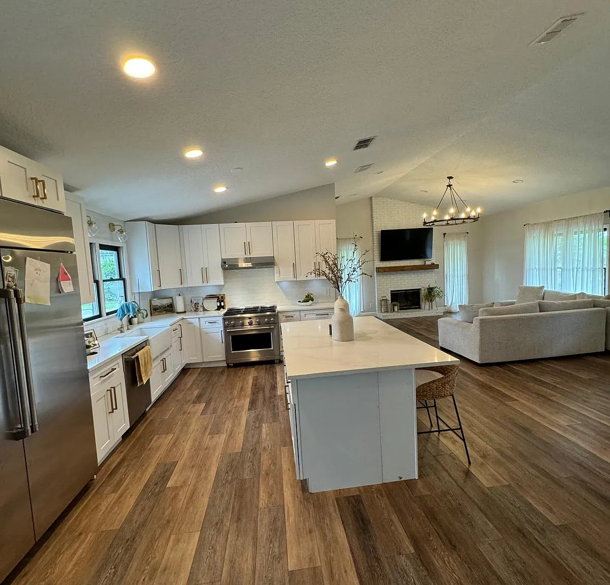 4 bed, 2500 sqft, $2,999 — Photo 3
