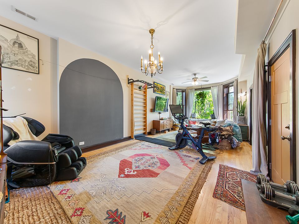 formal dinning room/ entrance