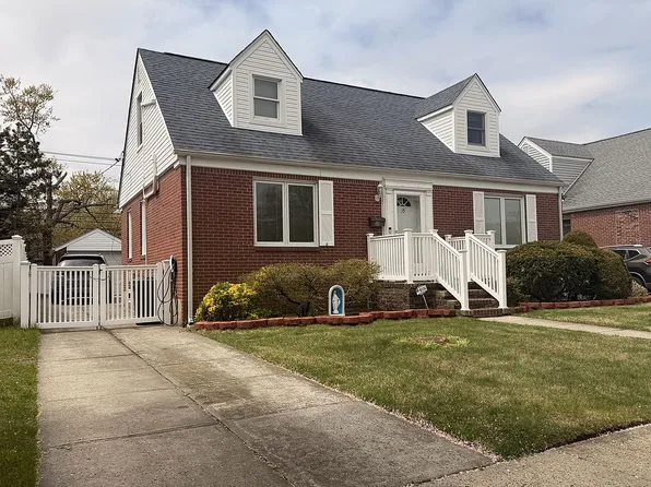 35 Rose Ln, New Hyde Park, NY 11040