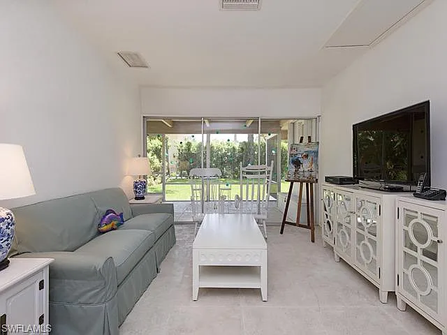 3 bed, 2.5 bath, 1400 sqft, $14,000 — Photo 2