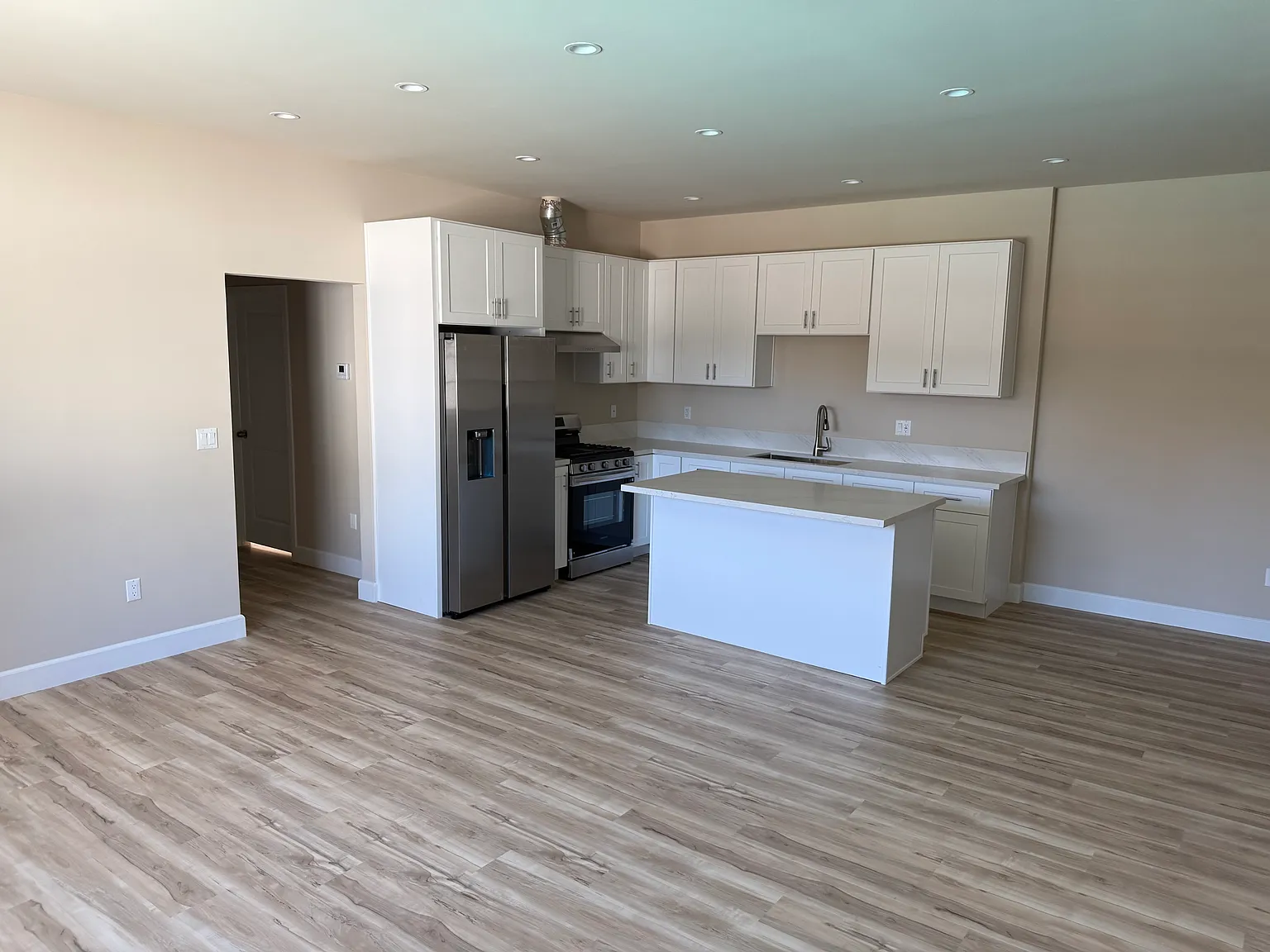 3 bed, 1200 sqft, $3,750 — Photo 4