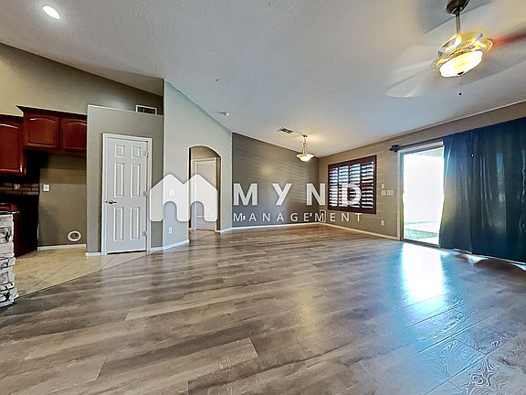 3rd image of 696 E Black Diamond Dr