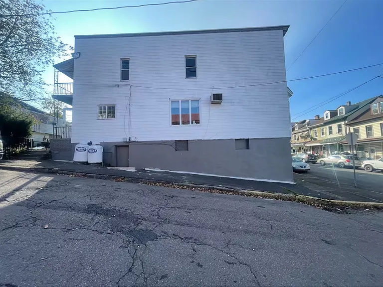 Walnut St — Photo 13
