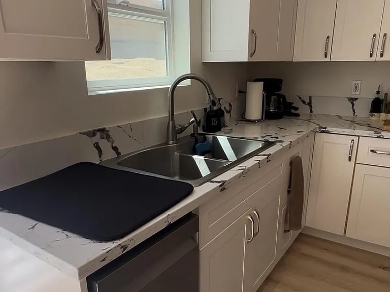 Kitchen sink with view on the private backyard