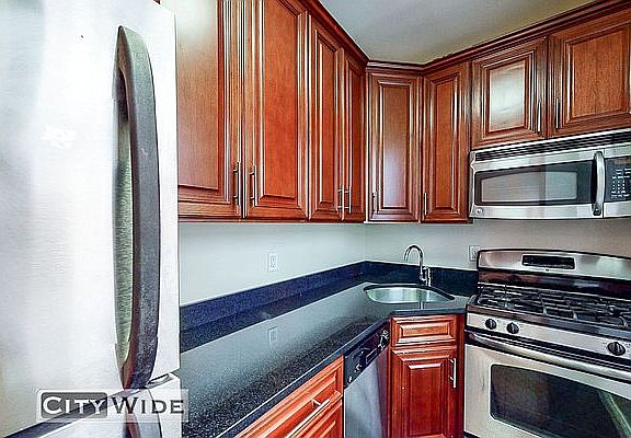 4th image of 150 W 47th St APT 2B