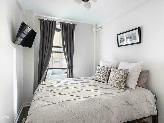 4th image of 226 E 12th St APT 3J