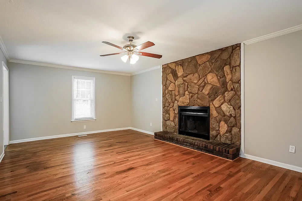 3 bed, 2.5 bath, 1465 sqft, $2,570 — Photo 4