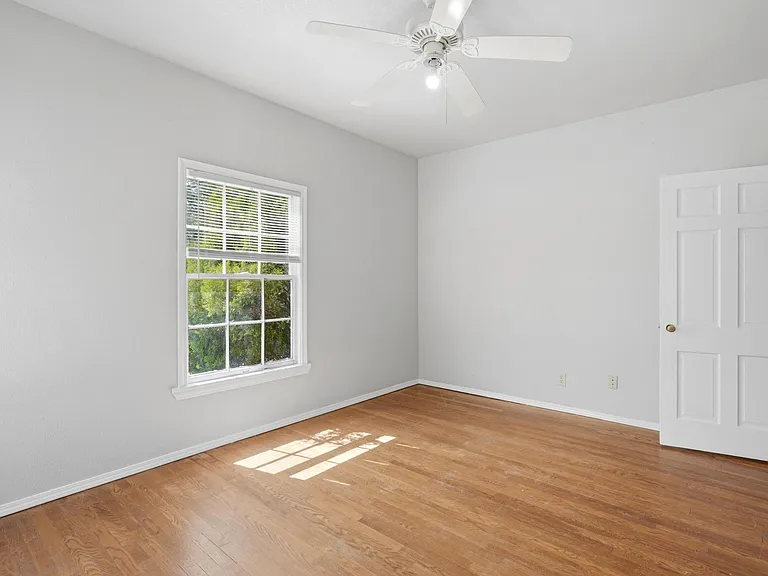 1041 Albany St — Photo 23