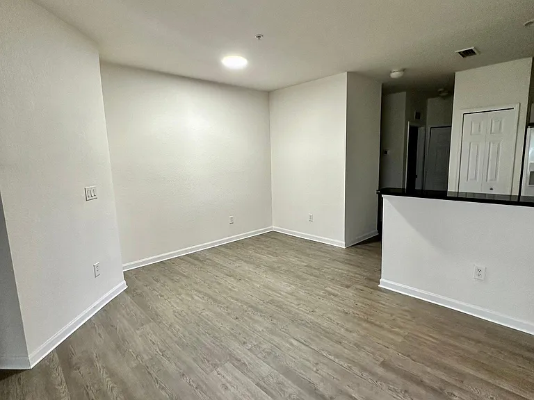 405 La Travesia Flora St #101 — Photo 12