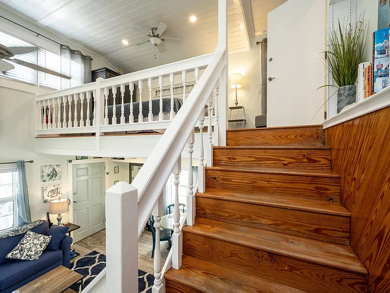 415 Julia St — Photo 10