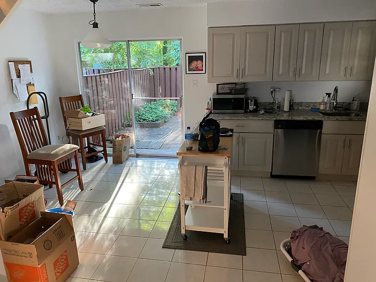 2218 Southgate Sq — Photo 8