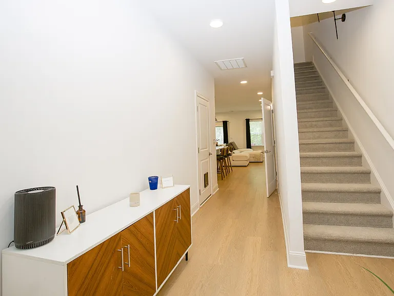 381 James St — Photo 6