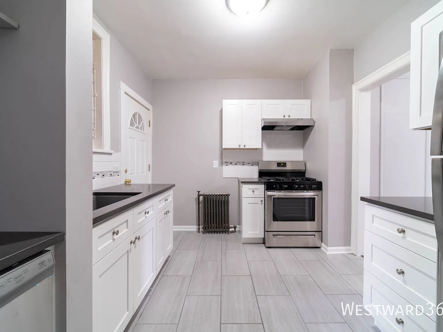 Spacious 1-Bedroom Apartment in Rogers Park Available Now! — Photo 3