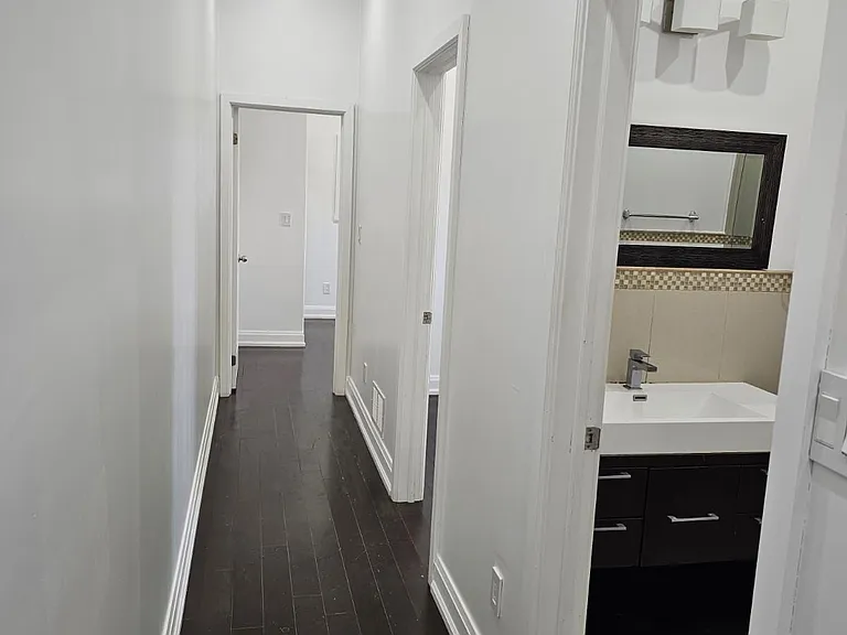 924 Danforth Ave #2 — Photo 12