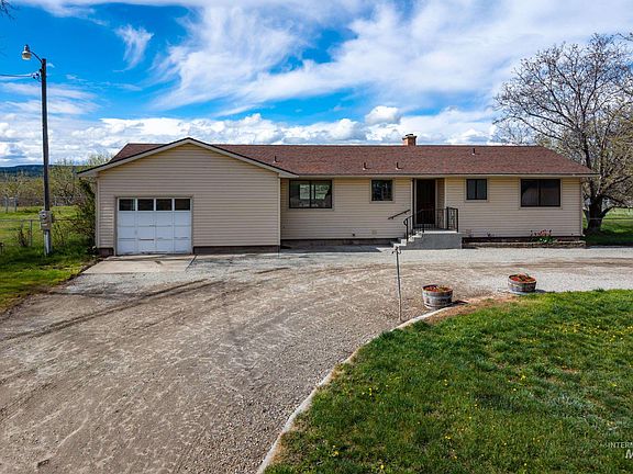 3rd image of 8989 Hillview Rd