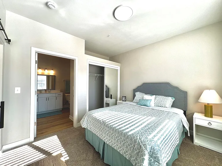 Water's Edge Apartments — Photo 18