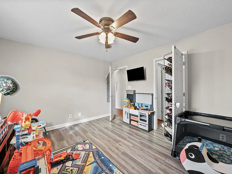919 Van Buren Ave — Photo 18