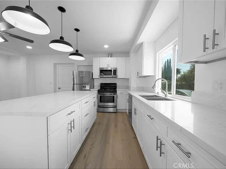 1438 N Summit Ave — Photo 4