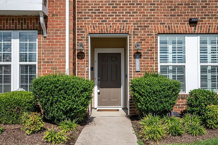 3 bed, 2.5 bath, 2509 sqft, $2,695 — Photo 3