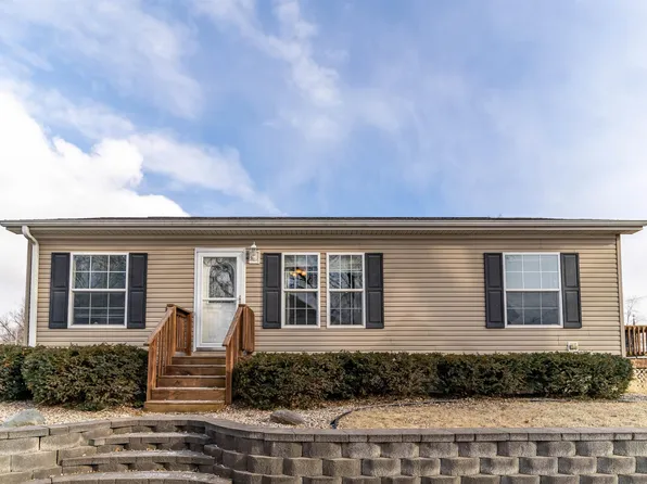 424 4th St NW, Waverly, IA 50677