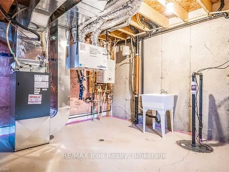 135 Acacia Rd — Photo 24