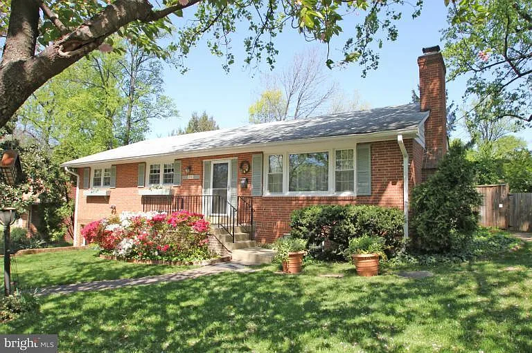 2107 Westview Ter — Photo 1