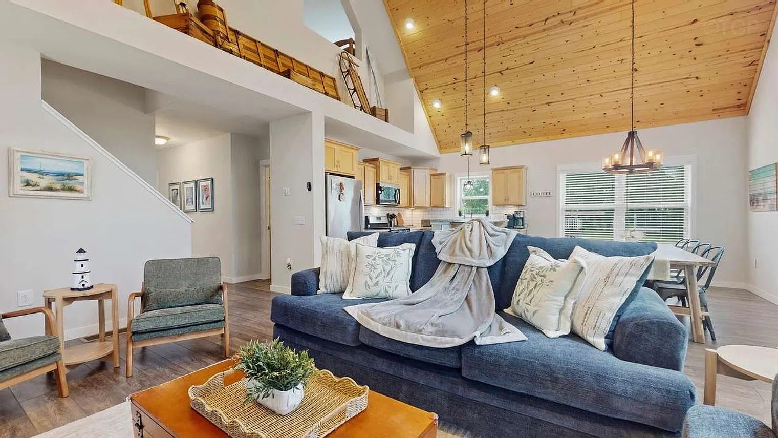3 bed, 2.0 bath, 2185 sqft, $6,714 — Photo 4