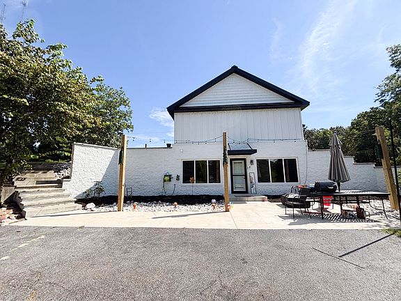 3rd image of 855 Starr Hill Rd