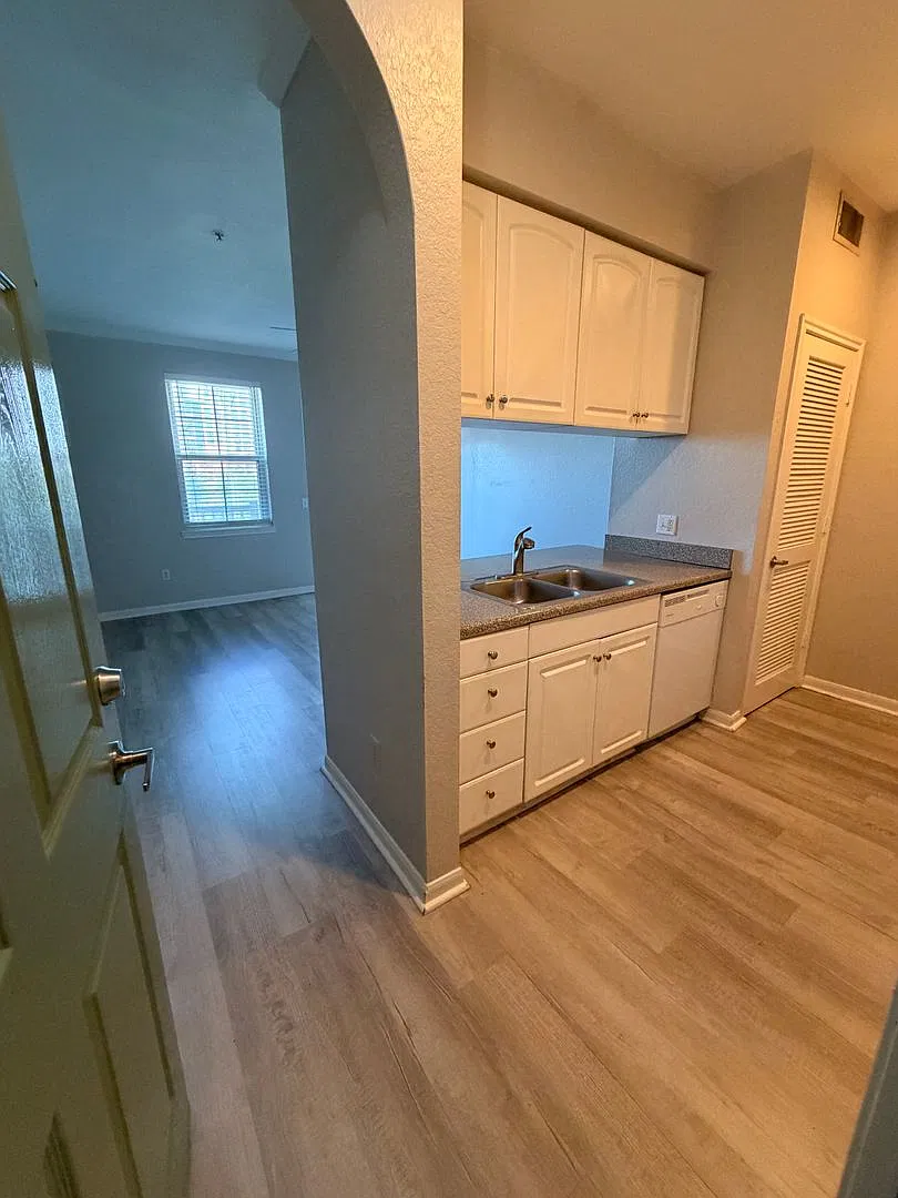 1 Bedroom Condo in Downtown Free Water, Sewer, Trash and Pest Control! — Photo 1