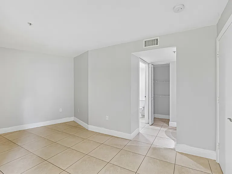 The Oaks Condominium — Photo 34