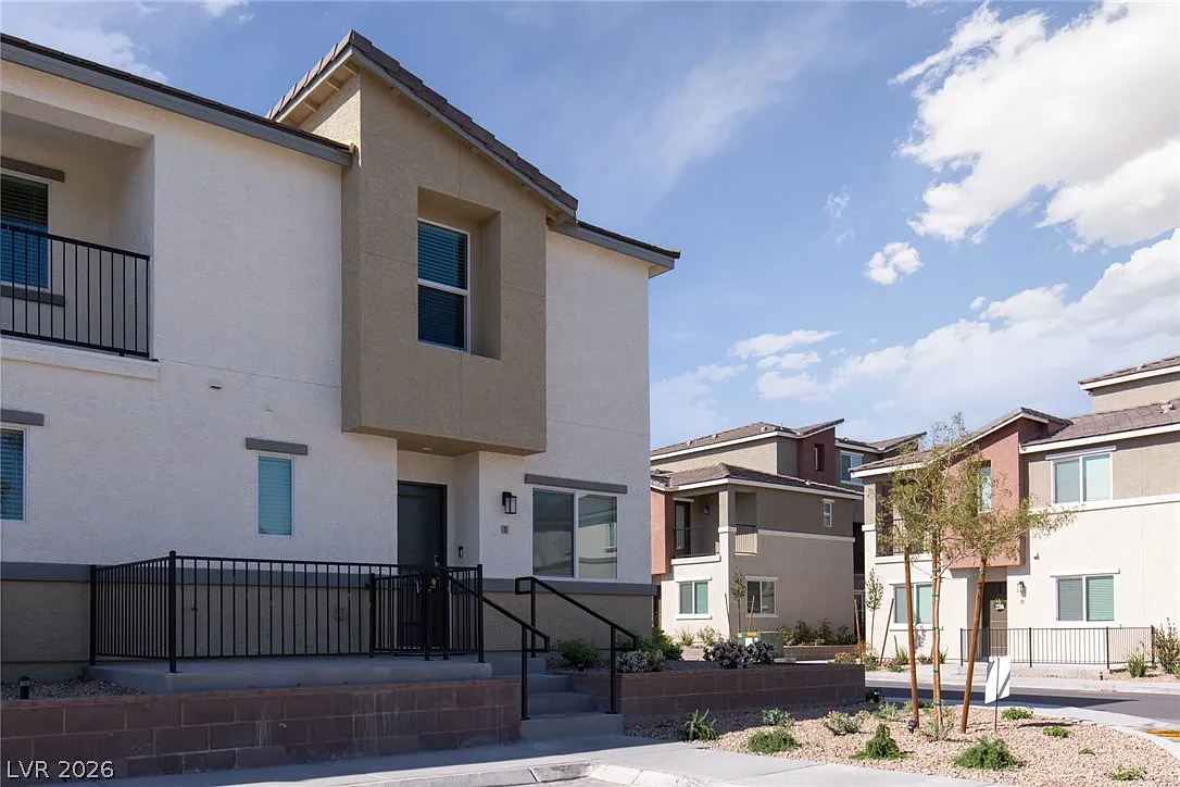 3 bed, 2.5 bath, 1437 sqft, $2,050 — Photo 2