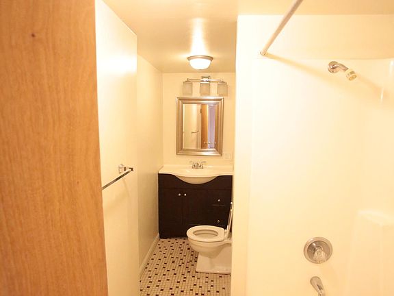 4th image of 1904 Green St APT 1W
