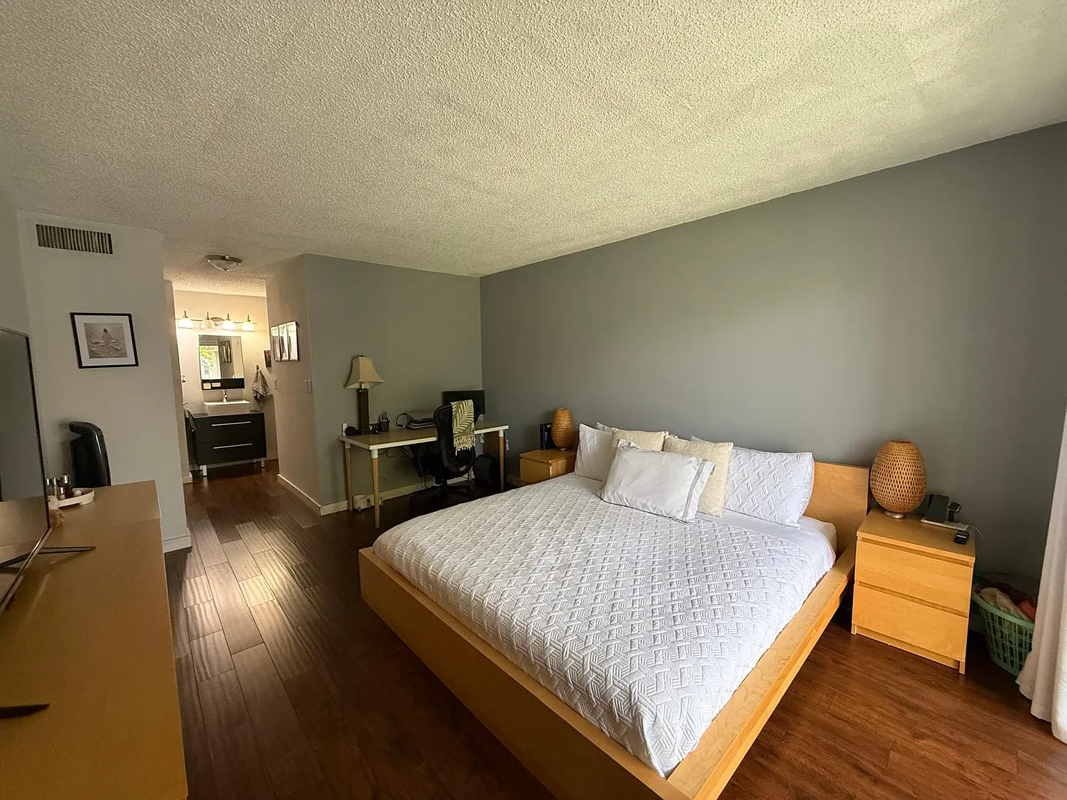 1 bed, 943 sqft, $1,800 — Photo 2