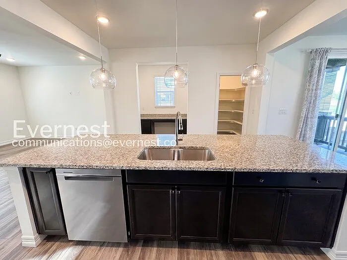 4 bed, 2.5 bath, 2291 sqft, $2,995 — Photo 3