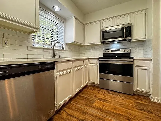 1 bed, 1.0 bath, 736 sqft, $1,300 — Photo 4