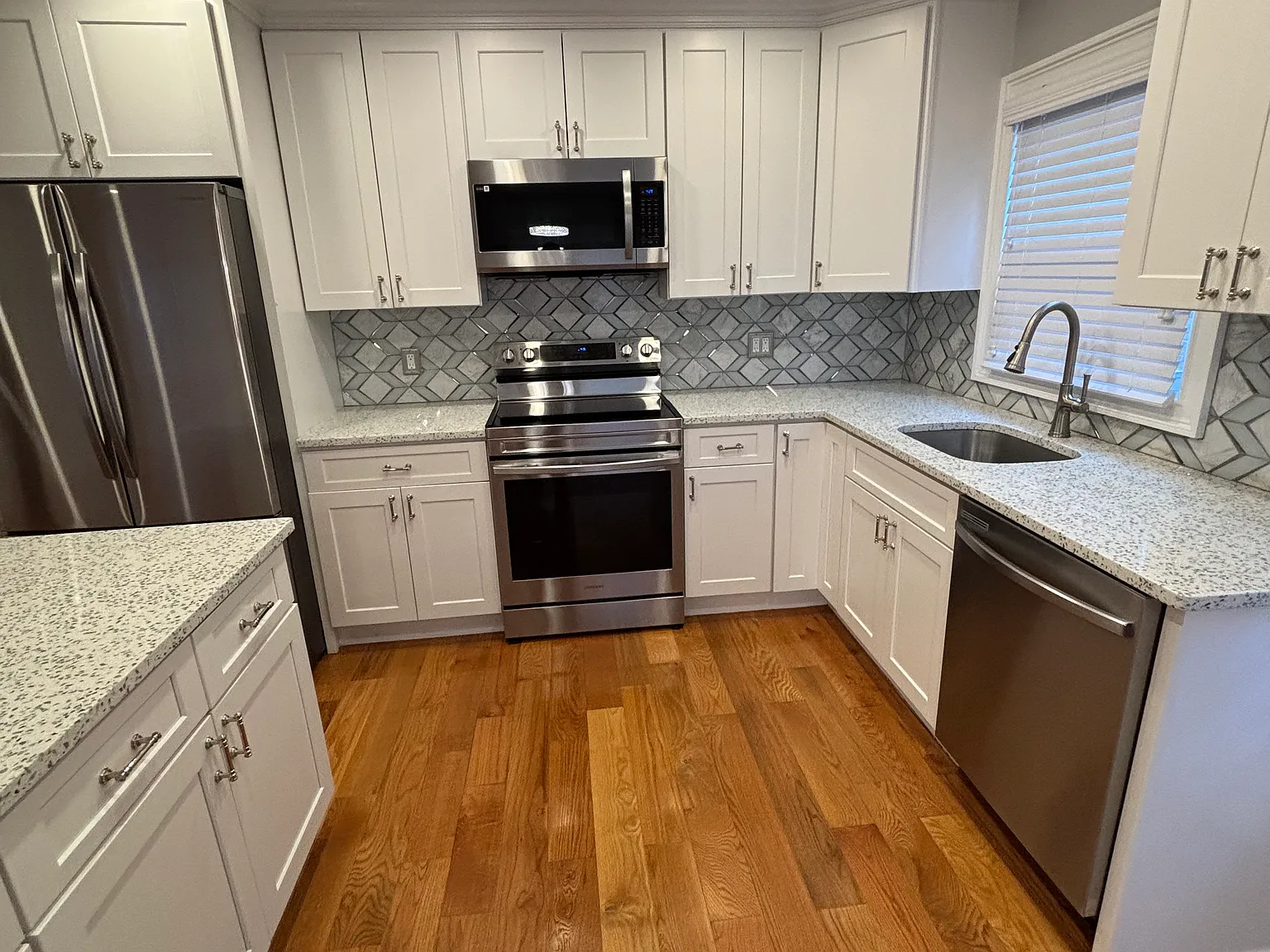 4 bed, 2.5 bath, 2100 sqft, $5,000 — Photo 2