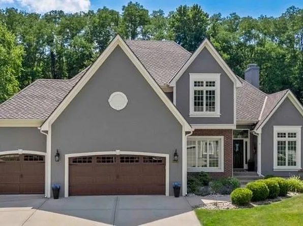 5812 Manor Dr, Parkville, MO 64152